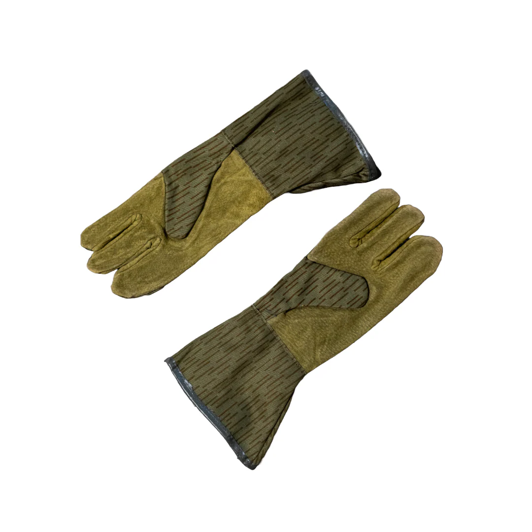 Unissued East German Strichtarn Winter Gloves - Image 2