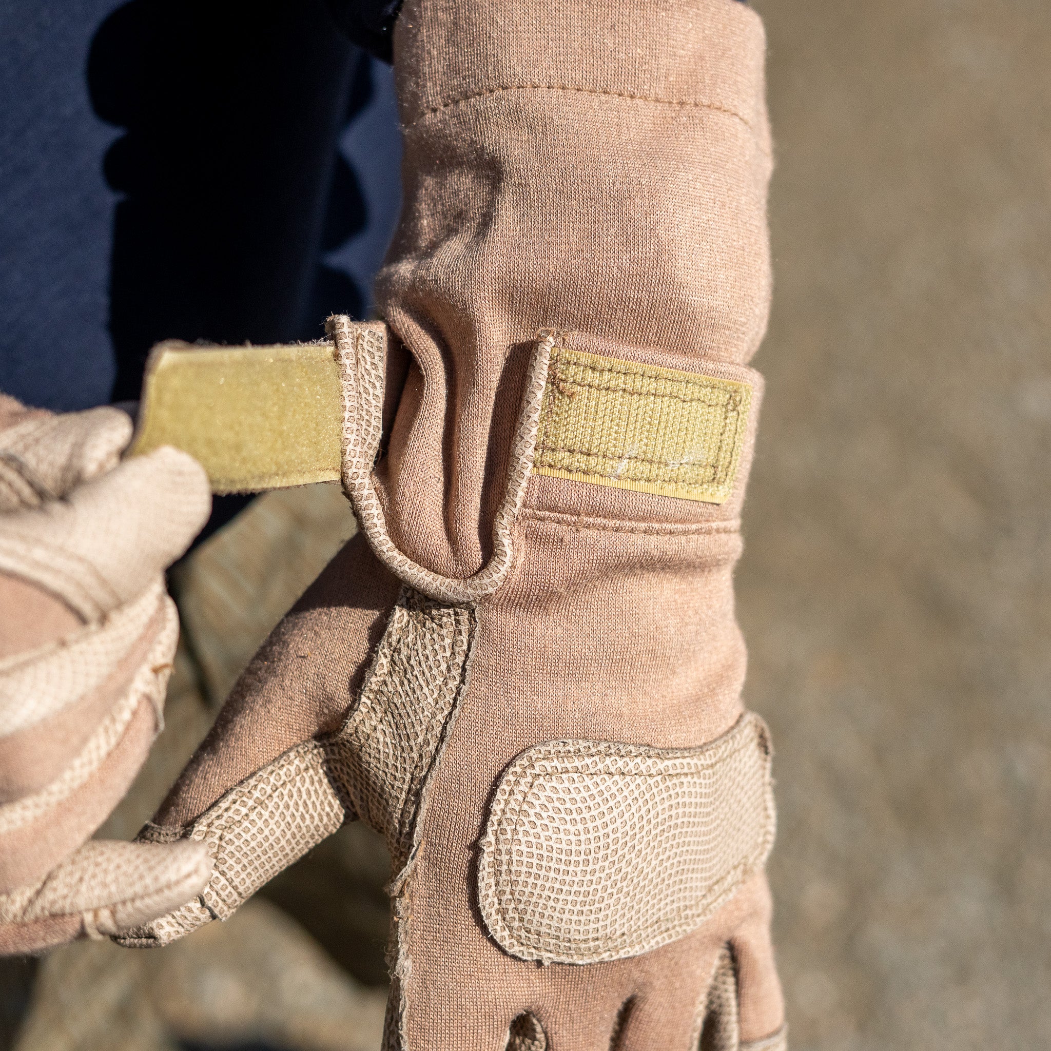 Unissued USMC Coyote Brown Nomex FROG Combat Gloves - Image 4